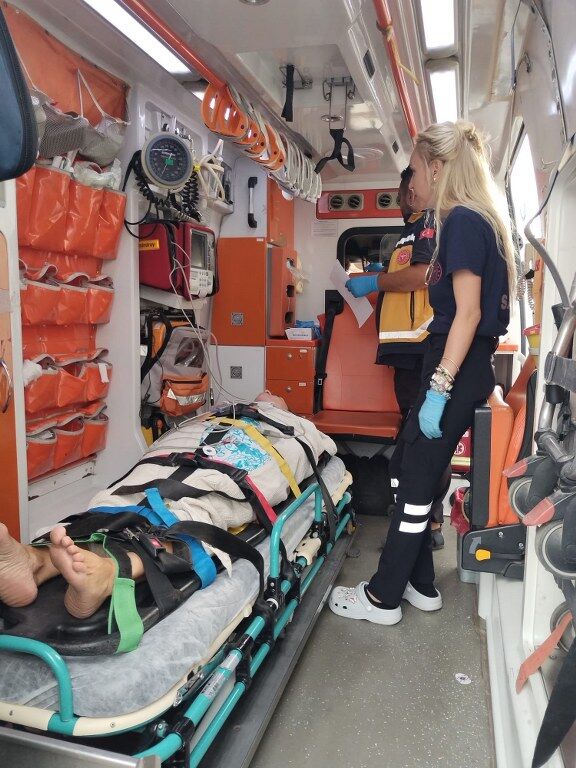 Bodrum Aciklarinda Teknede Duserek Yaralanan Turist Deniz Ambulansiyla Tahliye Edildi (1) 576X768