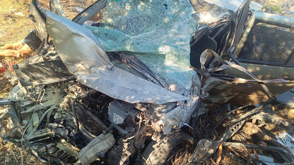 Izmirde Otobusle Carpisan Otomobildeki 2 Kisi Oldu (2) 1024X576