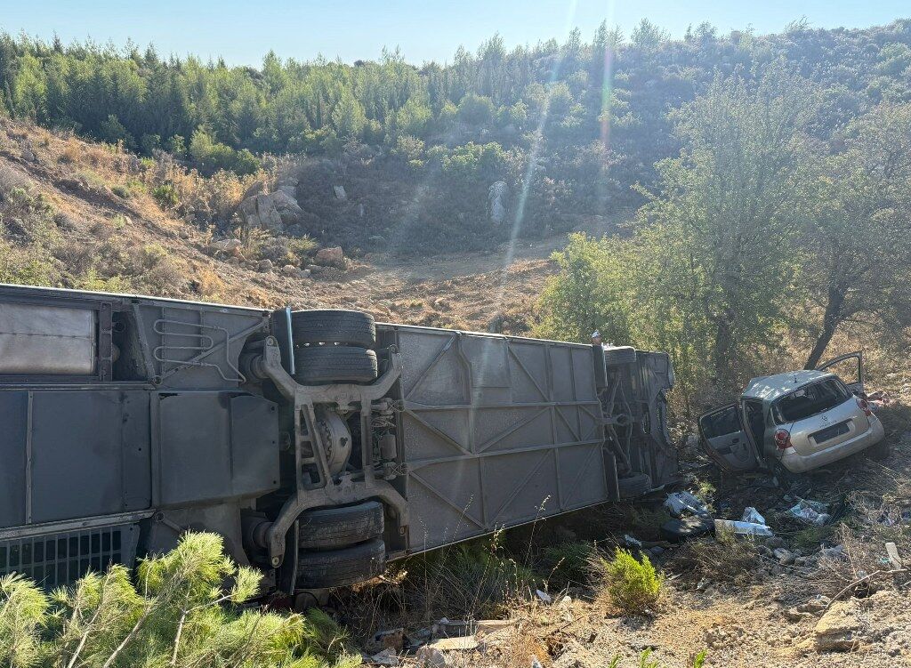 Izmirde Otobusle Carpisan Otomobildeki 2 Kisi Oldu (4) 1024X751