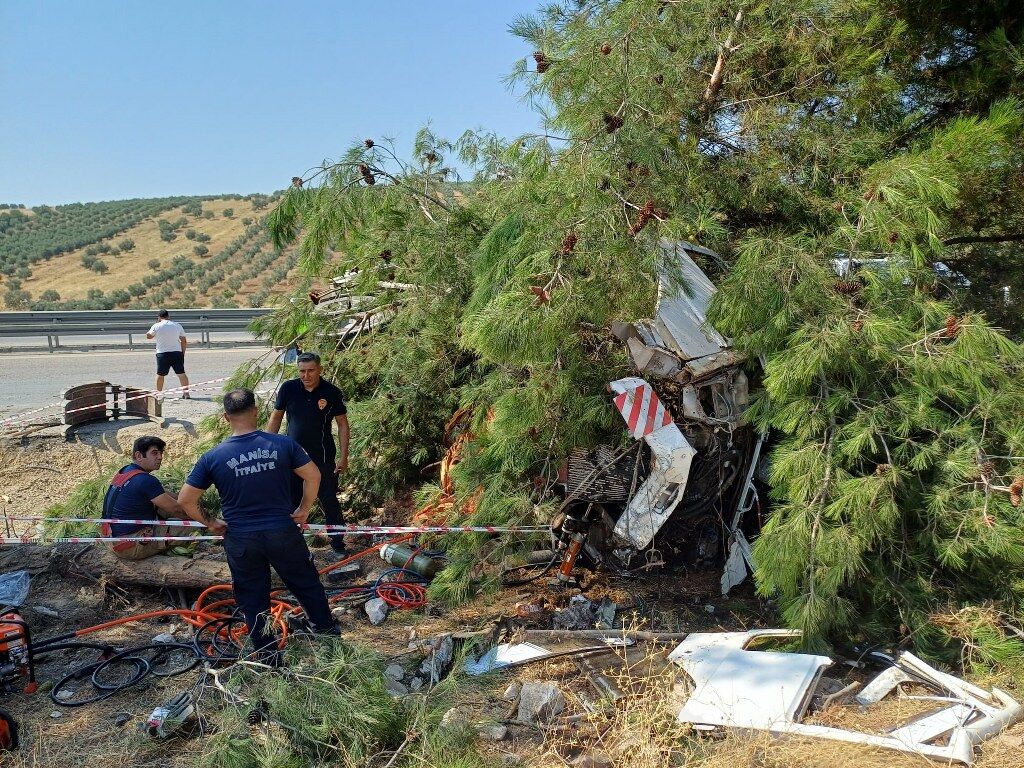 Manisada Yolcu Otobusunun Kamyona Carpmasi Sonucu 1 Kisi Oldu 7 Kisi Yaralandi (2) 1024X768