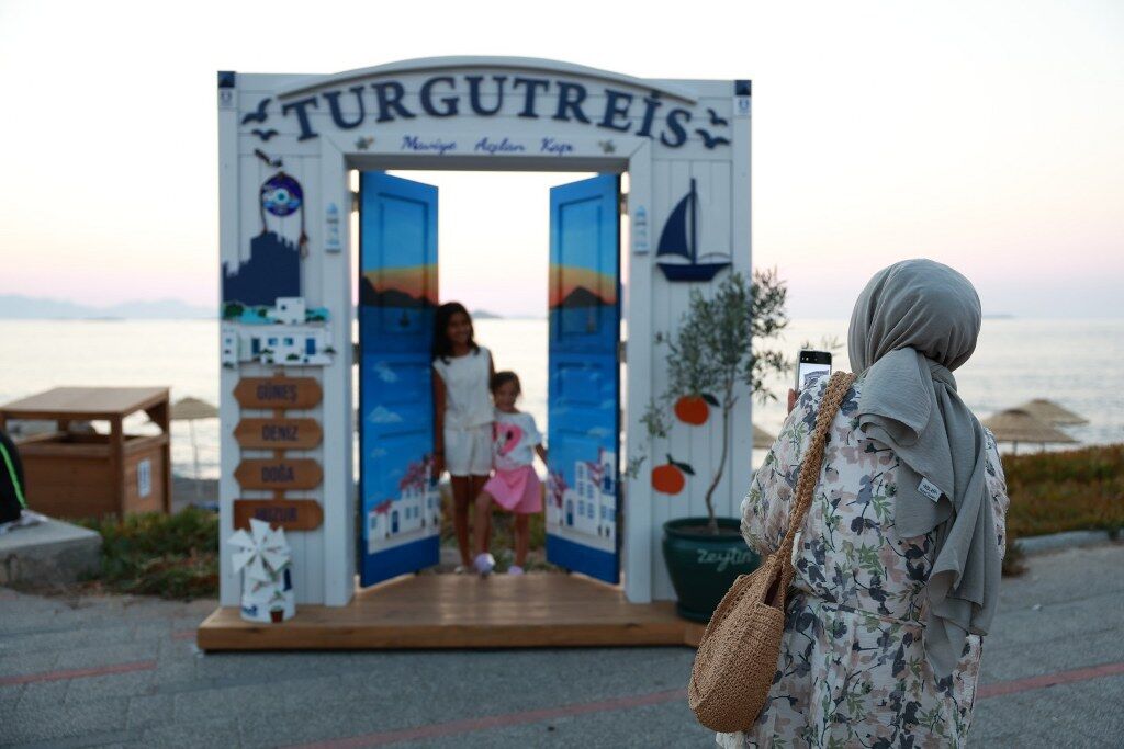 Maviye Açılan Kapı Turgutreis Sahilinde Yerini Aldı (10) 1024X683