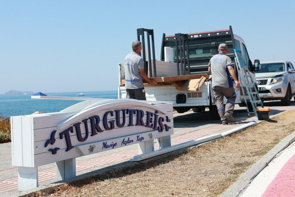 Maviye Açılan Kapı Turgutreis Sahilinde Yerini Aldı (3) 1024X683