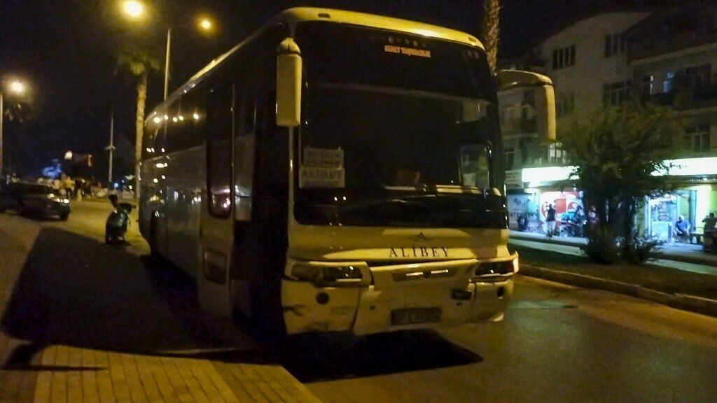 Antalyada Otobus Ile Otomobil Carpisti 5 Kisi Yaralandi (2) 1024X576