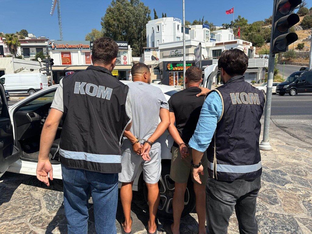 Kırmızı Bülten Sahte Pasaport (1) 1024X768