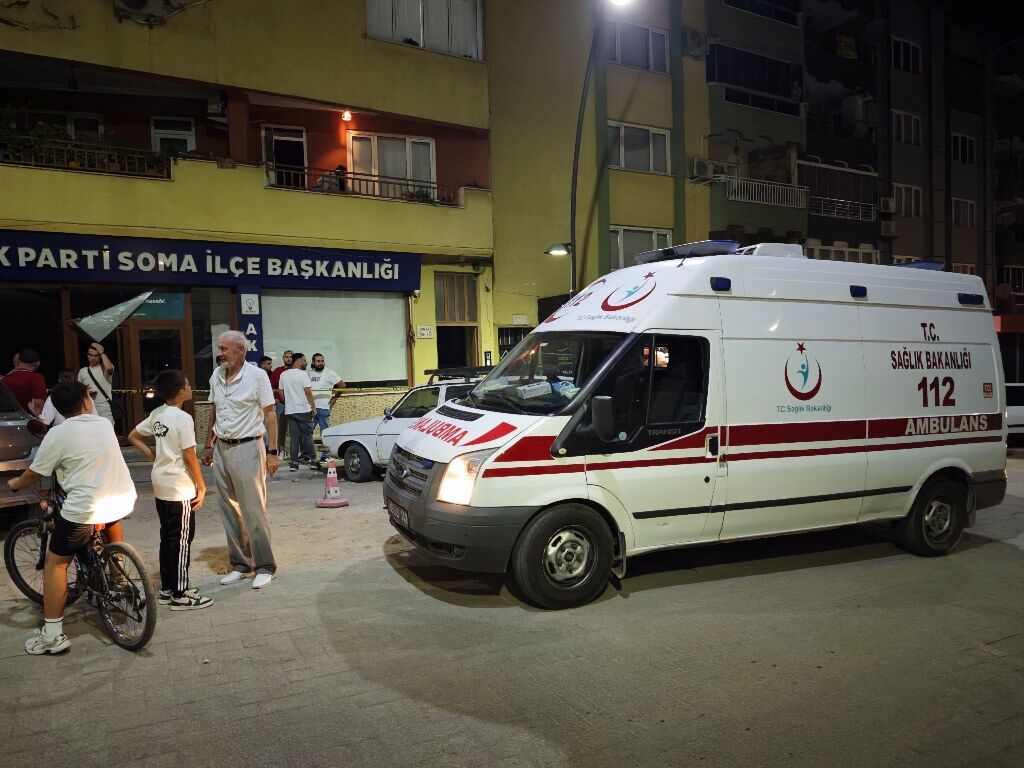 Manisada Kontrolden Cikarak Parti Binasina Giren Otomobilin Surucusu Yaralandi (2) 1024X768