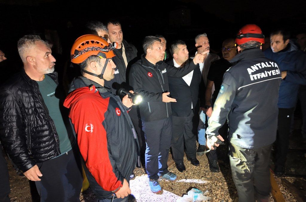 Antalyada Hortum Nedeniyle Parcalanan Konteynerlerdeki 4 Isci Oldu 1 Isci Yaralandi (6) 1024X678