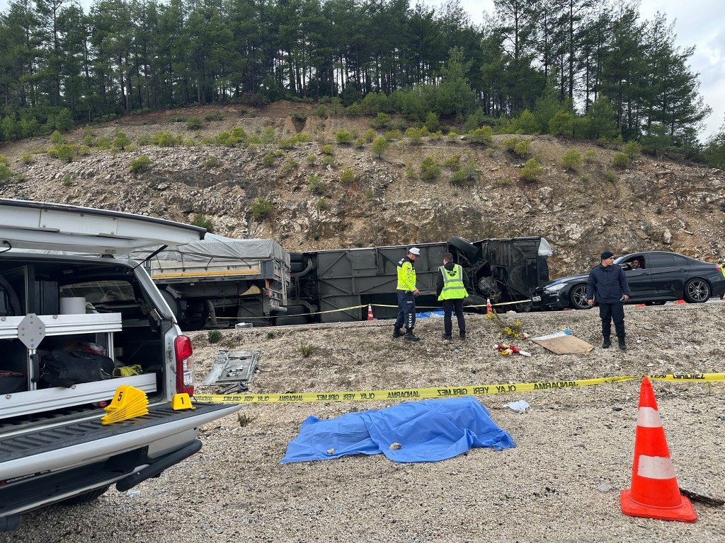 Burdurda Yolcu Otobusunun Devrilmesi Sonucu 1 Kisi Oldu 9 Kisi Yaralandi (1) 1024X768