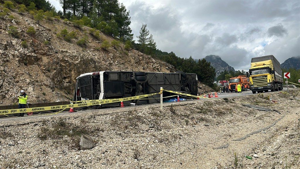 Burdurda Yolcu Otobusunun Devrilmesi Sonucu 1 Kisi Oldu 9 Kisi Yaralandi (3) 1024X576