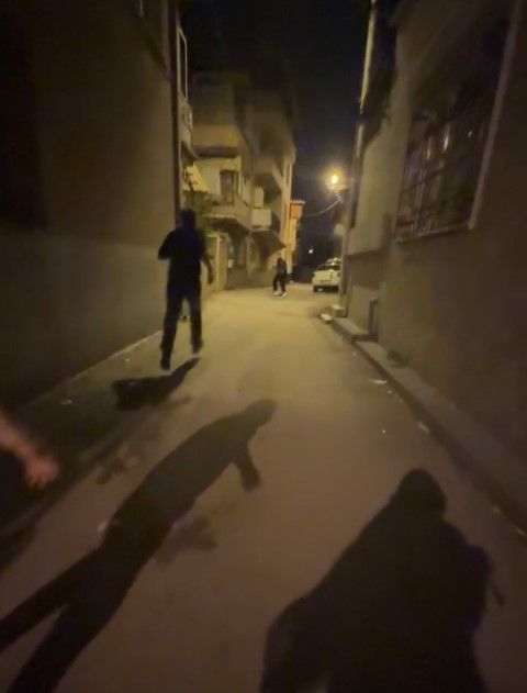 OTOMOBİLLE KOVALADI, YETMEDİ TAŞLA PEŞİNE DÜŞTÜ!