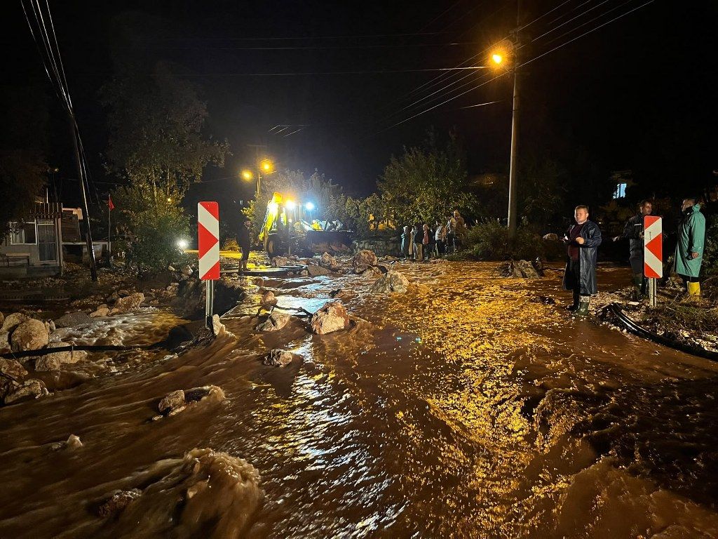 Demrede Saganak Hayati Olumsuz Etkiliyor (1) 1024X768