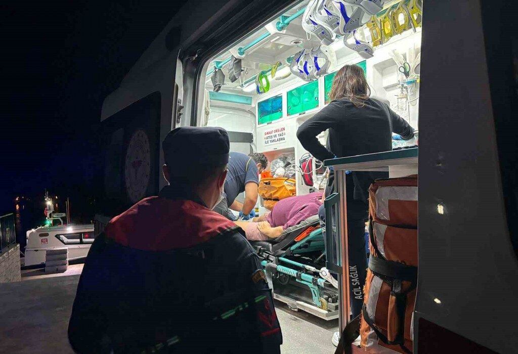Fethiye'de Özel teknede yaralanan vatandaşa denizden tahliye edildi