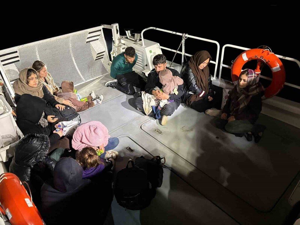 Kucaklarında çocuklarıyla yola çıkan düzensiz göçmenler yakalandı