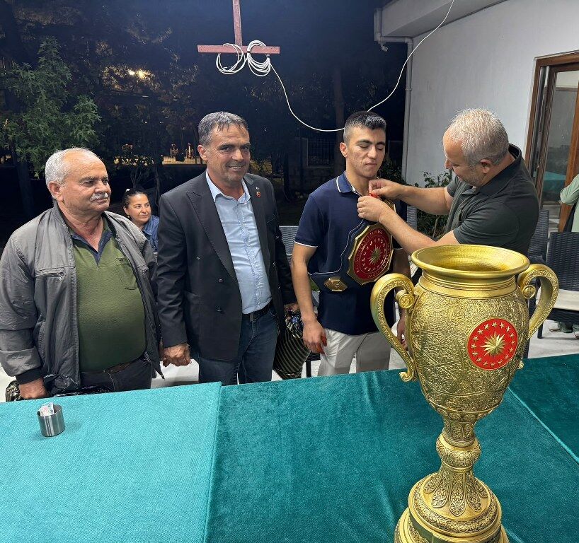 Karaçulhaspor’dan şampiyon güreşçi Kadir Buğra Dikik’e anlamlı ödül