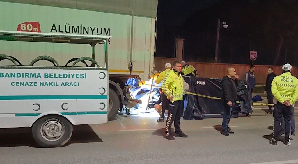 Park halindeki tıra çarpan motosiklet sürücüsü hayatını kaybetti