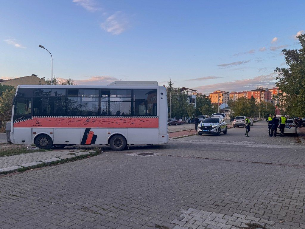 Usakta Yolcu Midibusu Ile Otomobilin Carpistigi Kazada 7 Kisi Yaralandi (1) 1024X768