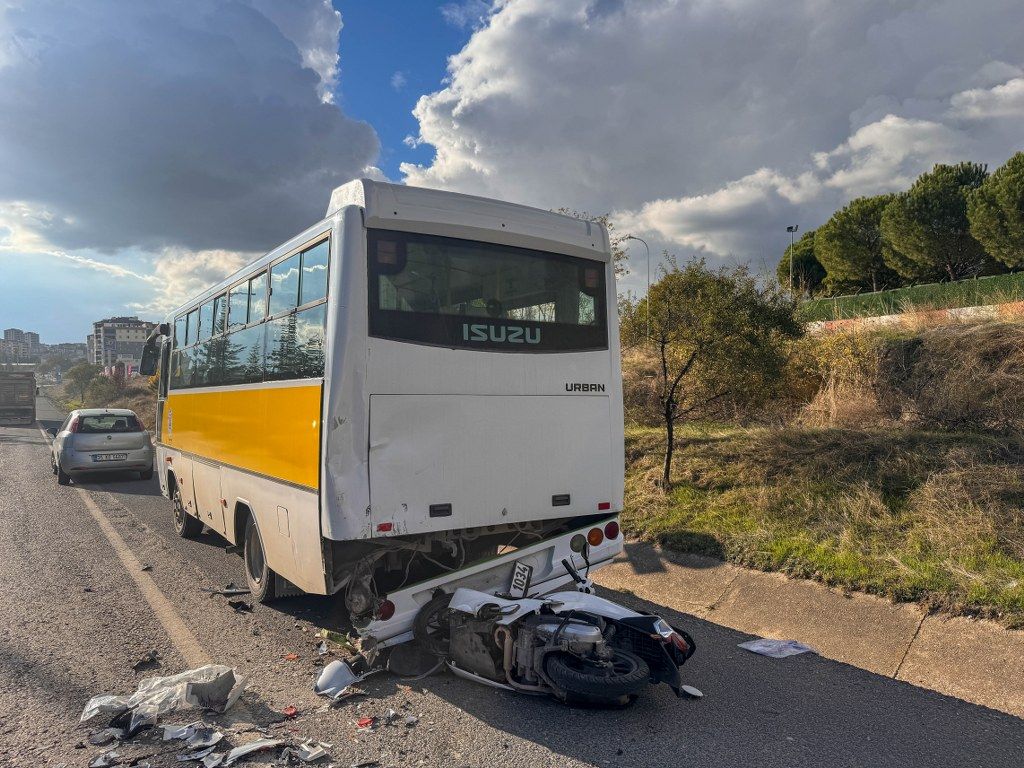 Usakta Yolcu Midibusune Carpan Motosikletteki 1 Kisi Oldu 1 Kisi Yaralandi (2) 1024X768