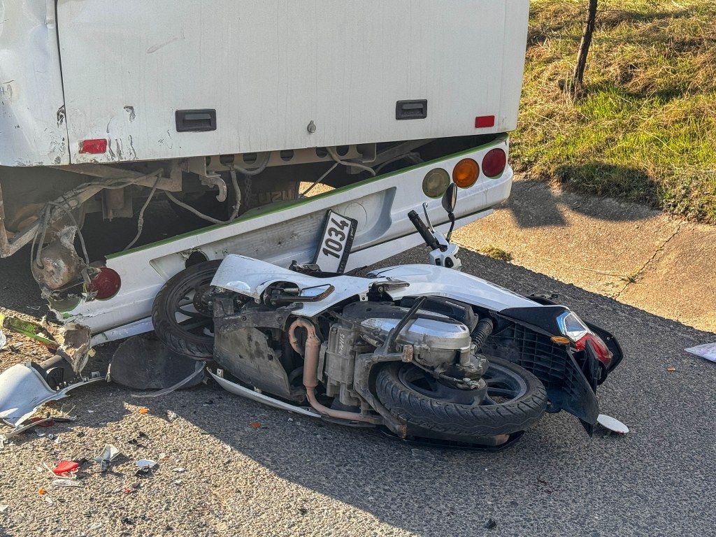Usakta Yolcu Midibusune Carpan Motosikletteki 1 Kisi Oldu 1 Kisi Yaralandi (3) 1024X768